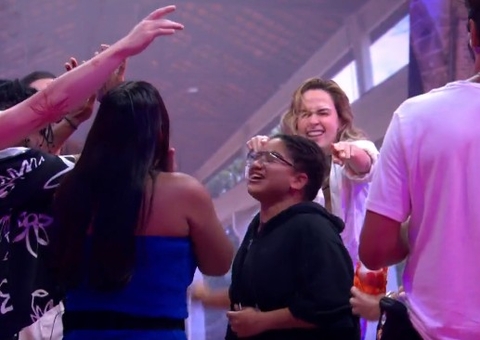 Milena cumpre desafio do ‘Barrado no Baile’ e chega à festa de Jonas ao som de RBD