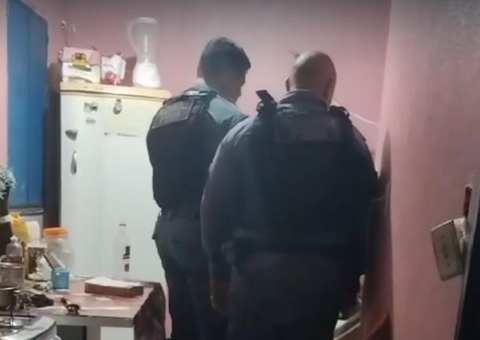 Vídeo mostra resgate tenso de mãe e avó feitas reféns por jovem sob mira de faca 