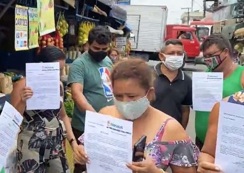 Permissionários protestam contra transferência de feira em Manaus