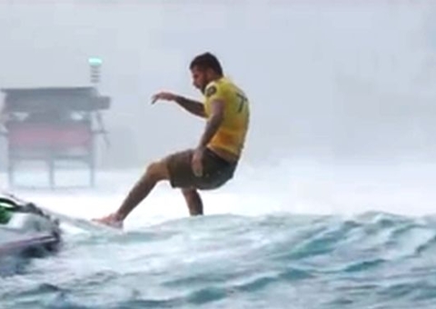 Filipe Toledo cumpre profecia de Medina e vira campeão mundial de surfe