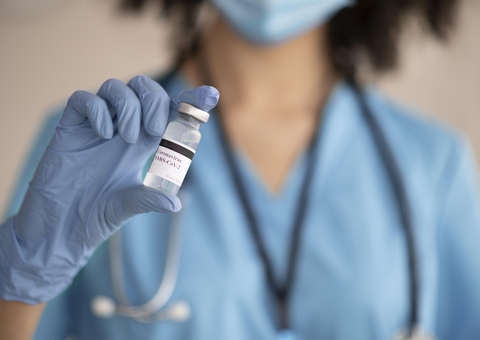 Pais são condenados em R$ 8 mil por não vacinarem filhos contra Covid-19