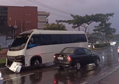 Acidente com micro-ônibus deixa trânsito caótico durante chuva em Manaus