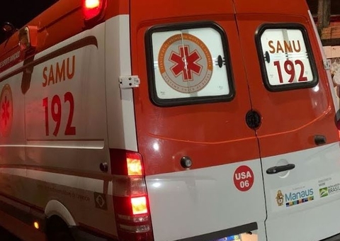 Casal fica ferido em acidente entre carro e moto na Av. Efigênio Salles