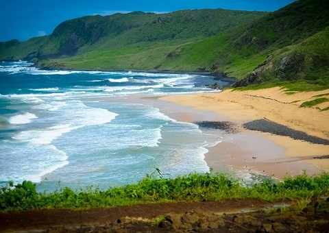 Fragmentos de óleo aparecem em praias de Fernando de Noronha
