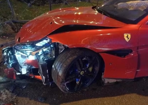 Esposa de jogador brasileiro bate Ferrari avaliada em mais de R$ 1 milhão