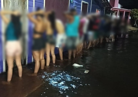 Polícia interrompe festa clandestina em cheia de rio e 26 são presos 