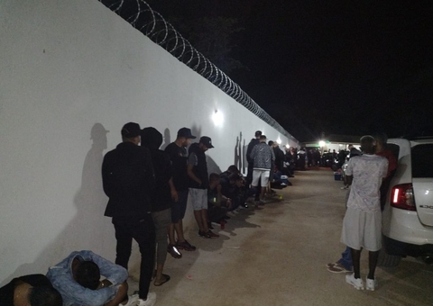 Polícia fecha festa clandestina com 300 pessoas e armas em Minas Gerais