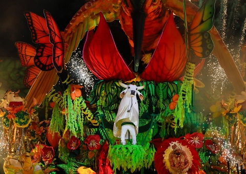 Festival de Parintins: Garantido encerra 1ª noite e encanta a galera vermelha e branca