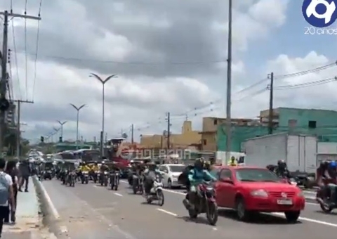 Av. Constantino Nery é liberada após carreta tombar e congestionar trecho