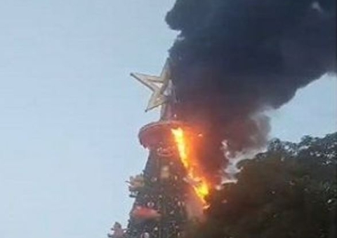 Curto-circuito em luzes causou incêndio em árvore de Natal em Manaus