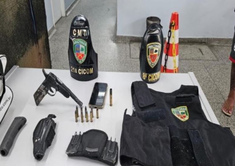 Homem é preso com arma e colete da PM em casa no bairro Compensa