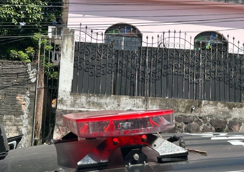 Mãe sente odor forte e encontra filho morto em cima da cama no Petrópolis