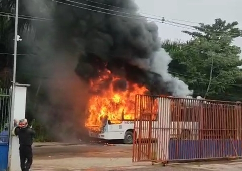 Vídeo: ônibus do transporte público é consumido em incêndio no Parque Riachuelo