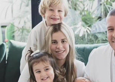 Shantal mostra rostinho do filho em primeira foto com a família 