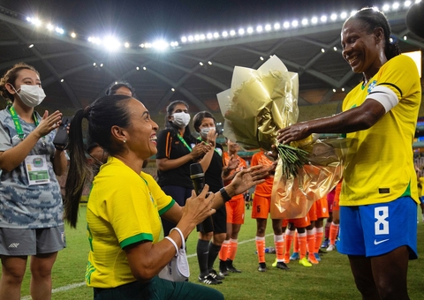 Formiga recebe homenagens de Pelé, Marta e Neymar em sua despedida da Seleção Brasileira