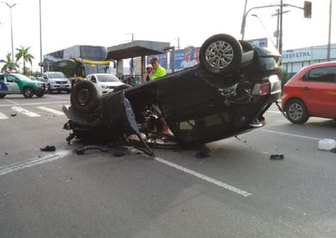 Carro fica destruído ao capotar no meio da Av. Torquato Tapajós 