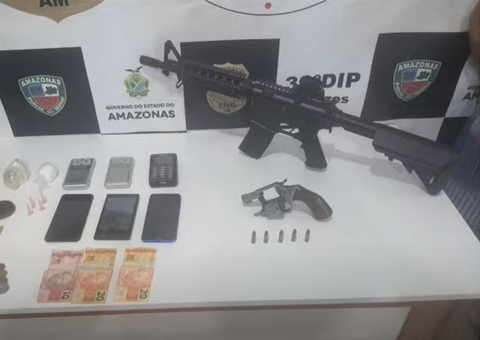 Dupla é presa com drogas, arma e fuzil falso no Amazonas 