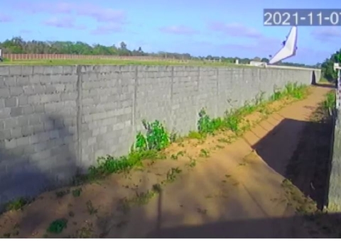 Avião cai e mata duas pessoas durante decolagem 