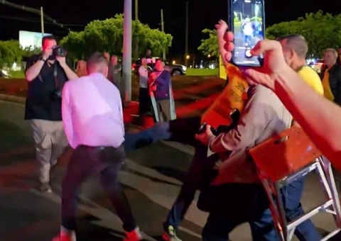 Pastor se infiltra em vigília, discursa contra Bolsonaro e é agredido em Brasília