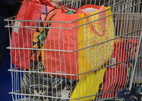 Supermercados tiram de circulação 4,3 bilhões de sacolas plásticas