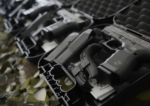 Homem é preso com armas pesadas escondidas no forro de casa em Manaus