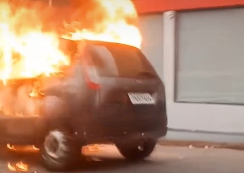 Carro pega fogo no meio da rua e deixa trânsito caótico na Praça 14