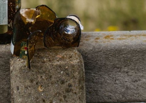 Morador de rua é atacado a golpes de gargalo de garrafa em Manaus