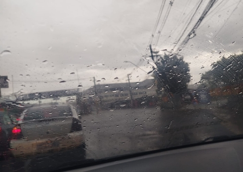 Amazonas recebe alerta de chuvas intensas com risco de alagamentos