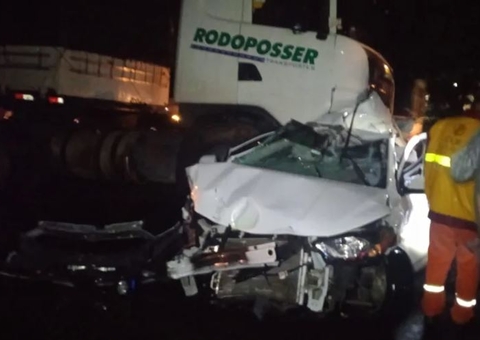 Diretora de escola e filho de 7 anos morrem em acidente envolvendo 19 veículos