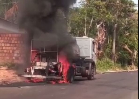 Caminhão é 'engolido' por fogo no meio da rua em Manaus 