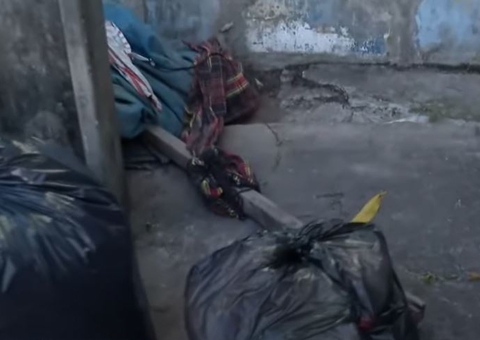 Enrolado em rede, corpo de homem é encontrado em meio a sacos de lixo em Manaus