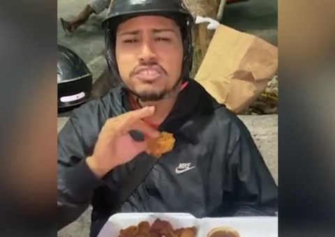 Vídeo: Motoboy viraliza na web ao surgir comendo lanches dos clientes