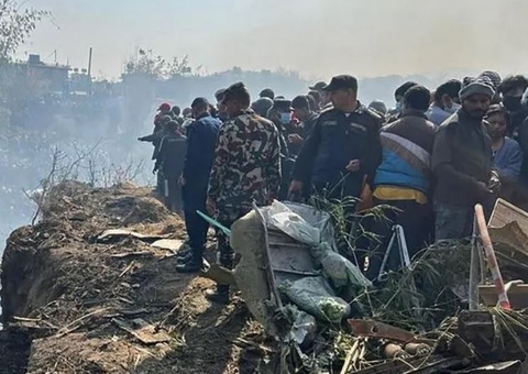 Avião com 72 pessoas a bordo cai no Nepal