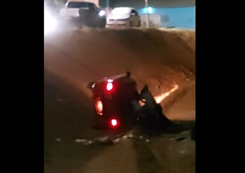 Carro despenca dentro de pista de motocross durante festival no Amazonas