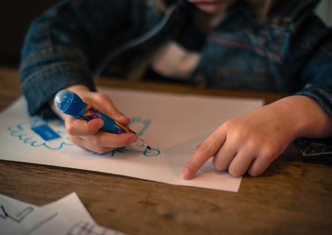 Padrasto é preso na Cidade Nova após enteada desenhar cena de estupro na escola