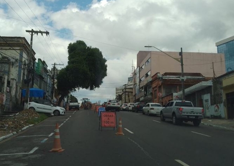 Obra em rede de esgoto interdita trecho da avenida Leonardo Malcher 