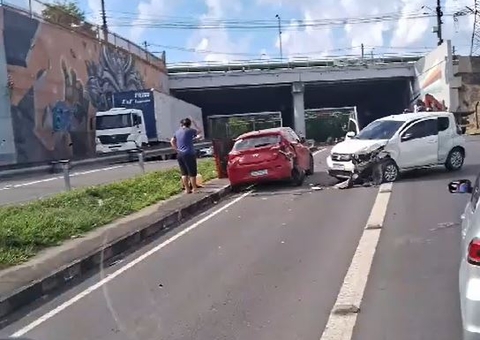 Vídeo: Carro fica atravessado no meio da Avenida das Flores após acidente 