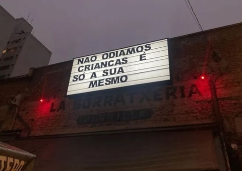 Bar polemiza ao instalar placa com frase: 'Não odiamos crianças, é só a sua'