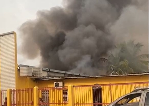 Incêndio ameaça destruir igreja no Bairro da Paz; veja vídeos