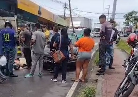 Carro atropela duas mulheres e deixa trânsito caótico em avenida de Manaus