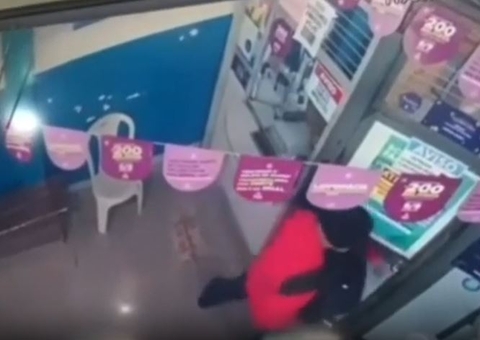 Vídeos: Funcionário é baleado no rosto durante assalto à casa lotérica no Amazonas