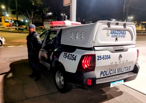 Foragido tentar destruir celular ao ver polícia e acaba preso em Manaus