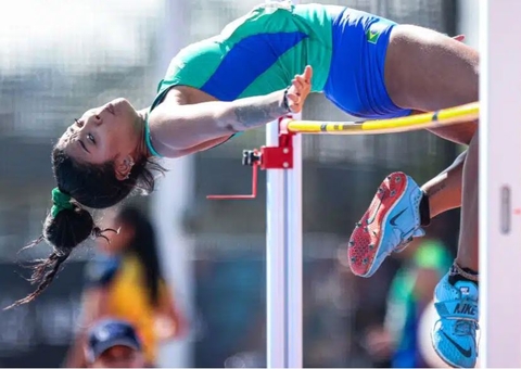 Valdileia garante vaga na final, mas se machuca durante salto em altura