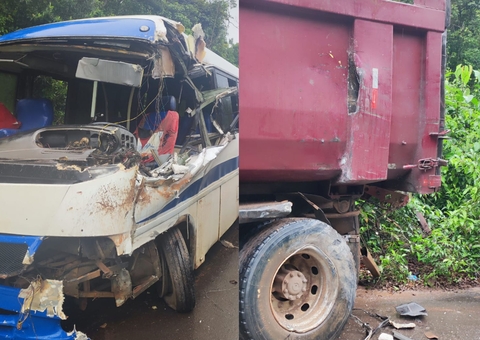 Micro-ônibus escolar colide contra caçamba durante acidente em Iranduba