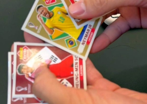 Youtuber lota carro de figurinhas da Copa e viraliza: 'juntou uma multidão'
