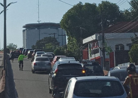 Carro em pane mecânica causa caos no trânsito em viaduto de Manaus