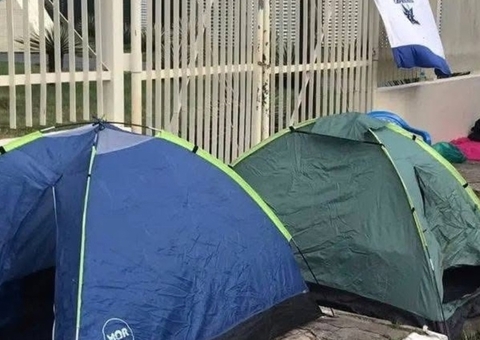 Objetos usados para reservar lugar são retirados do entorno do Bumbódromo