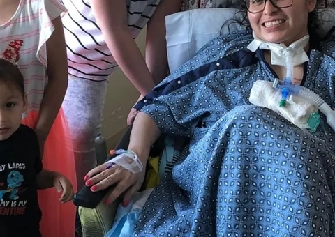 Mãe volta para casa após 1 ano internada por Covid e filho não a reconhece