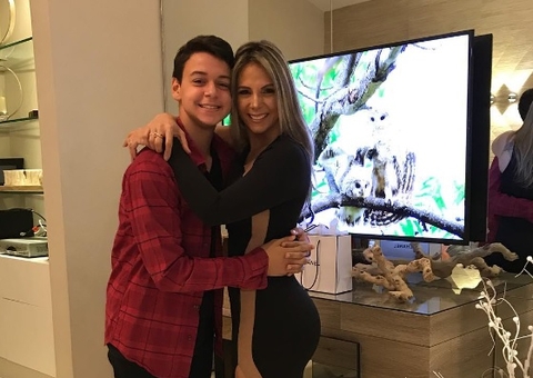 Aos 20, filho de Xanddy e Carla Perez impressiona com tamanho das coxas
