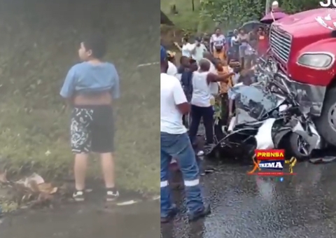 Carro é esmagado por carreta e criança escapa da morte ao sair do veículo para urinar; vídeo